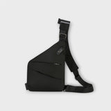 Sac à bandoulière anti-vol noir, porté en travers avec sangles réglables et poche latérale.