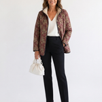 Veste matelassée imprimé floral rétro bordeaux, col et fermeture à boutons, poches