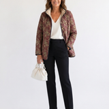 Veste matelassée imprimé floral rétro bordeaux, col et fermeture à boutons, poches