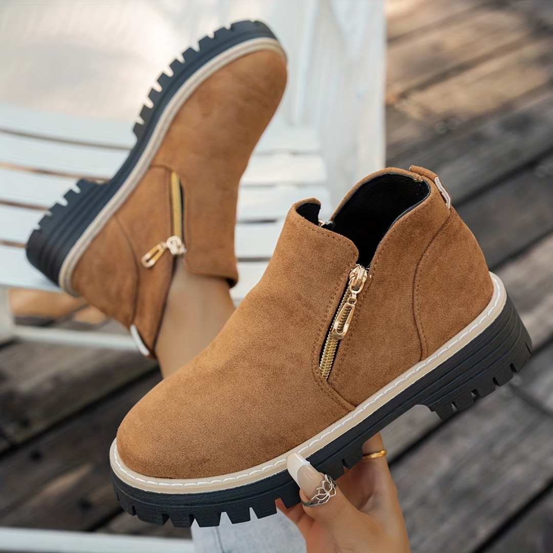 Bottines camel en suédine à double zip doré et semelle crantée épaisse.