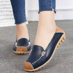 Mocassins bleu marine à boucle métallique, semelle beige et coutures contrastées