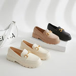 Mocassins à boucle dorée en blanc, noir et camel, semelles épaisses et patte avant