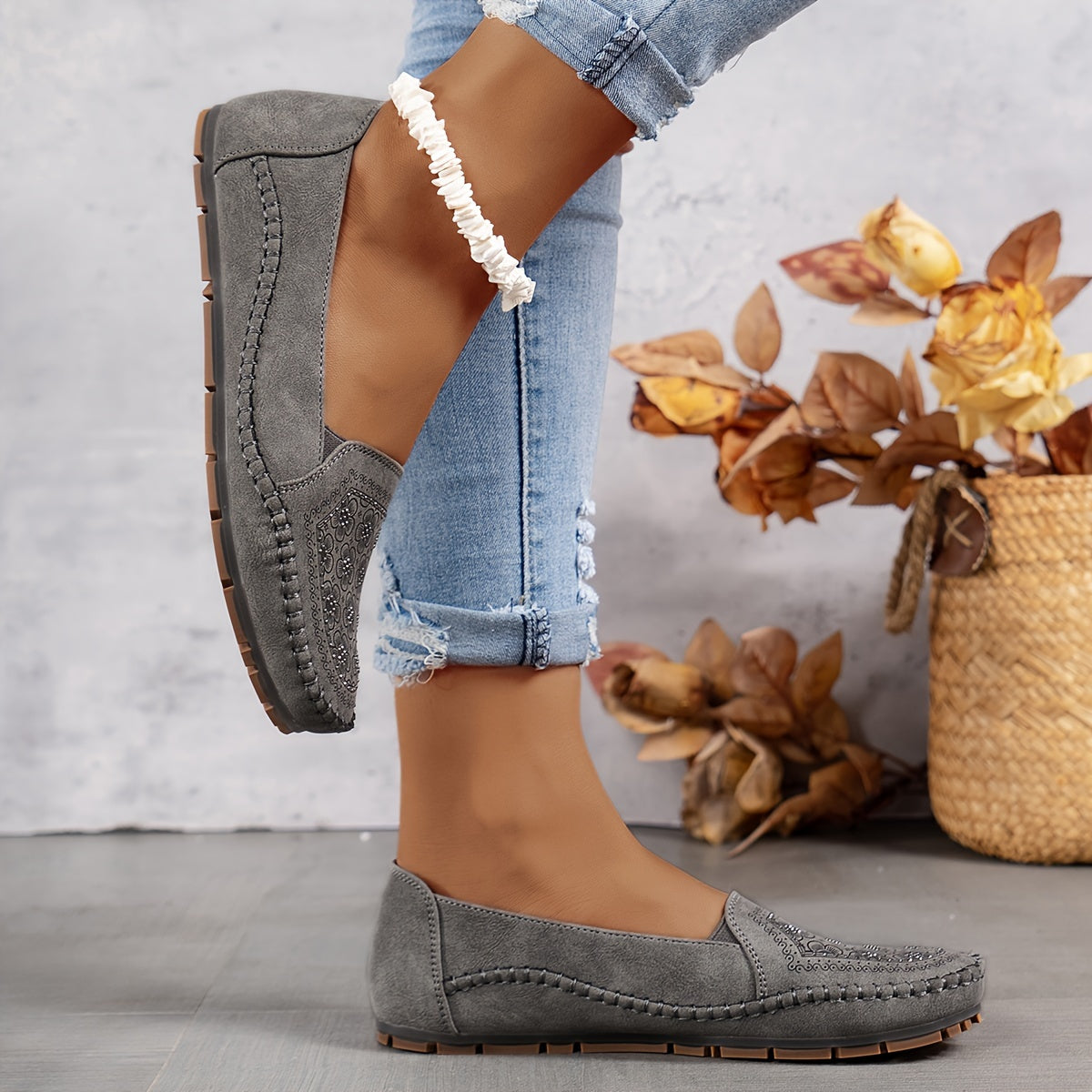 Mocassins gris en suédine avec empiècement ajouré et semelle crantée.