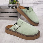 Mocassins classiques à boucle vert clair, semelle épaisse marron, dessus en suède