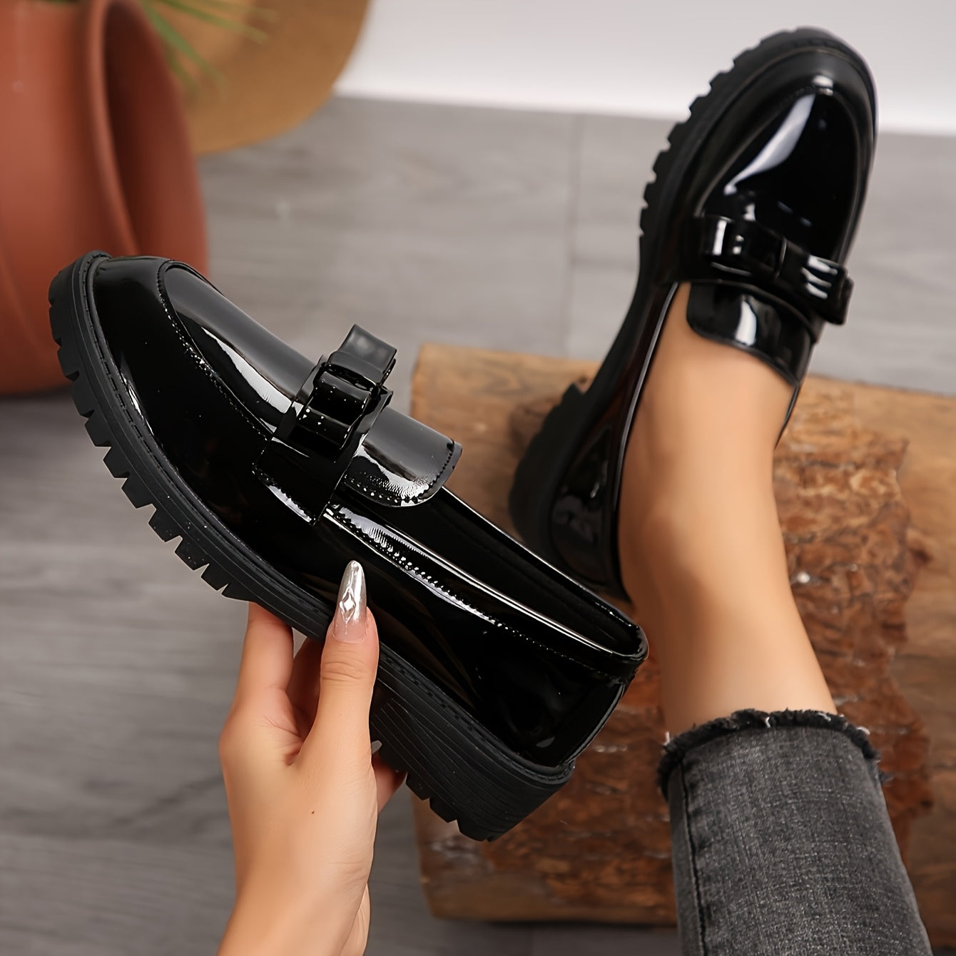 Mocassins vernis noirs à semelle épaisse, détail bride et couture