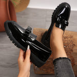 Mocassins vernis noirs à semelle épaisse, détail bride et couture