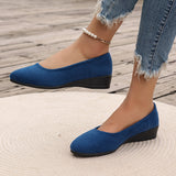 Ballerines compensées en daim bleu, bout arrondi et semelle à talon compensé.