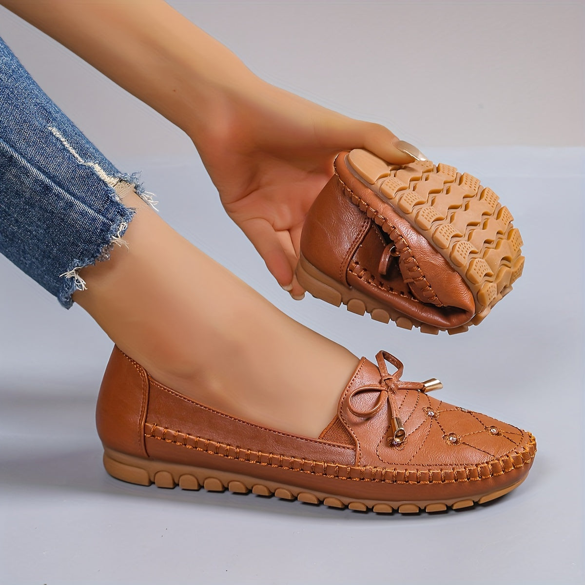 Mocassins Annabelle camel à lacets, semelle crantée et nœud décoratif.