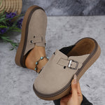 Mocassins beiges à boucle carrée, empeigne avec bride, semelle brun chocolat.