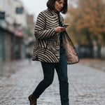 Veste matelassée à motif cercles dessinés, rayures, col montant, fermeture zippée.