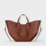 Grand sac cabas en cuir effet lisse marron, anses et surpiqûre centrale.
