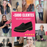 Mocassins noirs à semelle crantée, paire portée sur plusieurs personnes
