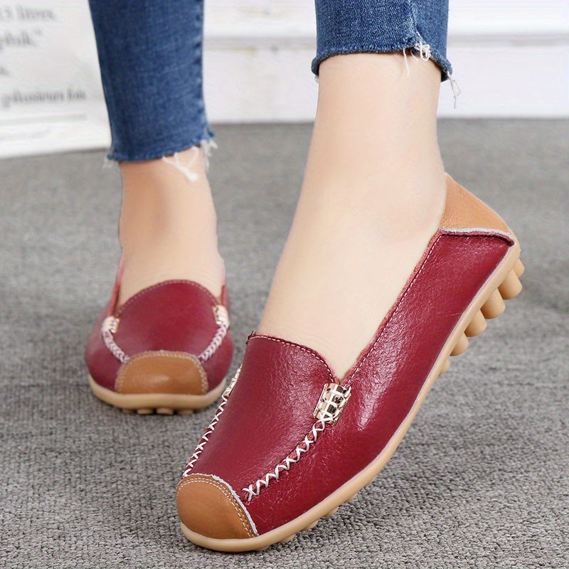 Mocassins rouges à boucle métallique, empiècements camel et coutures contrastées