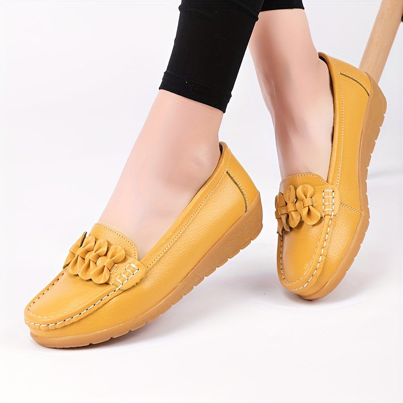 Mocassins jaunes en cuir, ornement fleur sur l’empeigne, semelle beige