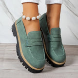 Mocassins verts à semelle crantée, bride à patte et coutures apparentes