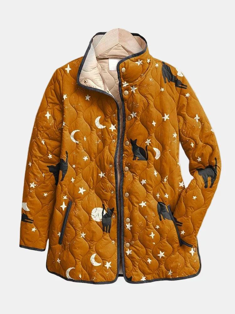 Veste matelassée ocre à imprimé chats noirs et étoiles, col et boutons pression