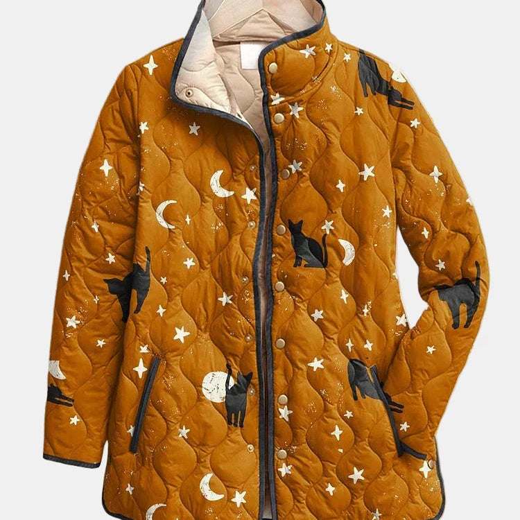 Veste matelassée ocre à imprimé chats noirs et étoiles, col et boutons pression