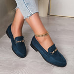 Mocassins à bout rond en daim bleu marine, bride métallique dorée et chaîne cheville