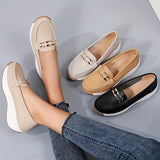 Mocassins beige, gris clair et noir, semelles épaisses blanches, brides décoratives.