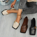 Mocassins bicolores blanc, marron et noir, brides dorées, semelles épaisses.