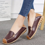 Mocassins bordeaux à boucle métallique, semelle beige et coutures contrastées