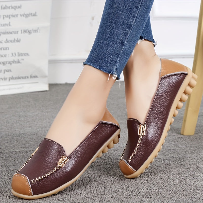 Mocassins bordeaux à boucle métallique, semelle beige et coutures contrastées