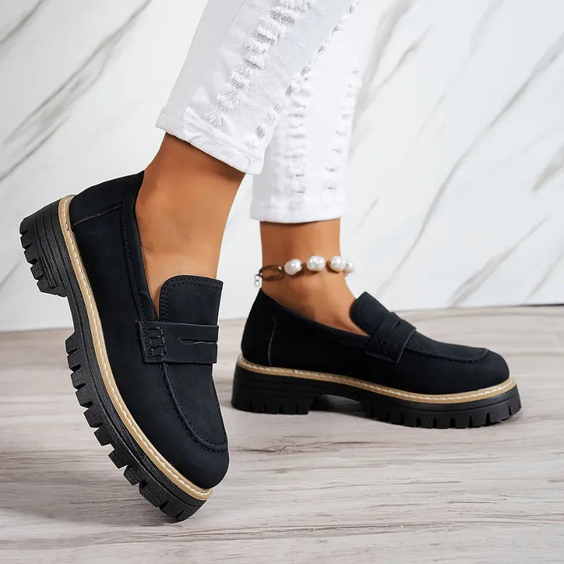 Mocassins noirs à semelle crantée, vue latérale avec bride