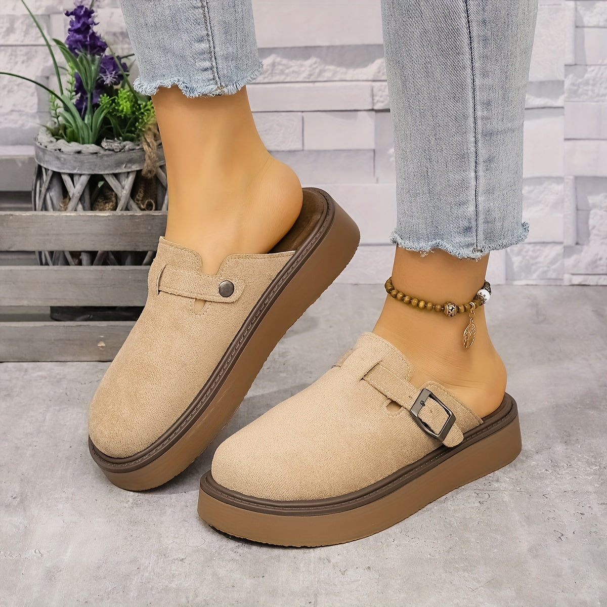 Mocassins en suède beige clair à boucle rectangulaire, vue de face