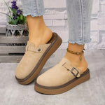 Mocassins en suède beige clair à boucle rectangulaire, vue de face