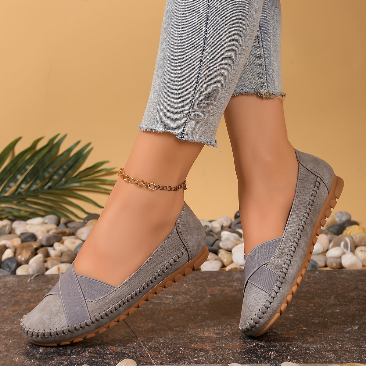 Mocassins gris à bride croisée, dessus en textile et semelle crantée marron