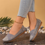 Mocassins gris à bride croisée, dessus en textile et semelle crantée marron
