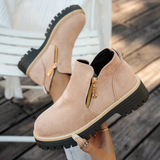 Bottines beige rosé en suédine, double zip doré et semelle crantée noire.