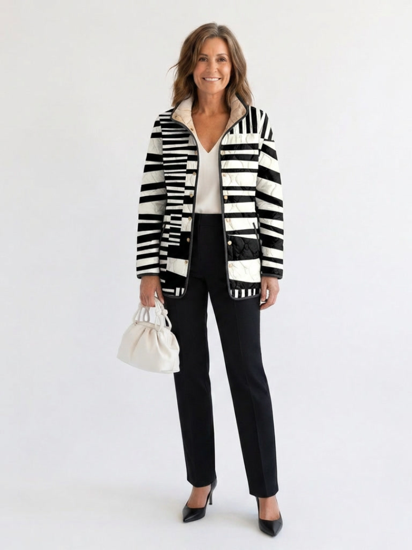 Veste matelassée à motifs abstraits noir et blanc, manches longues, fermeture boutonnée.