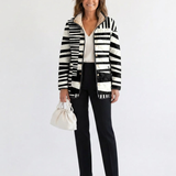 Veste matelassée à motifs abstraits noir et blanc, manches longues, fermeture boutonnée.