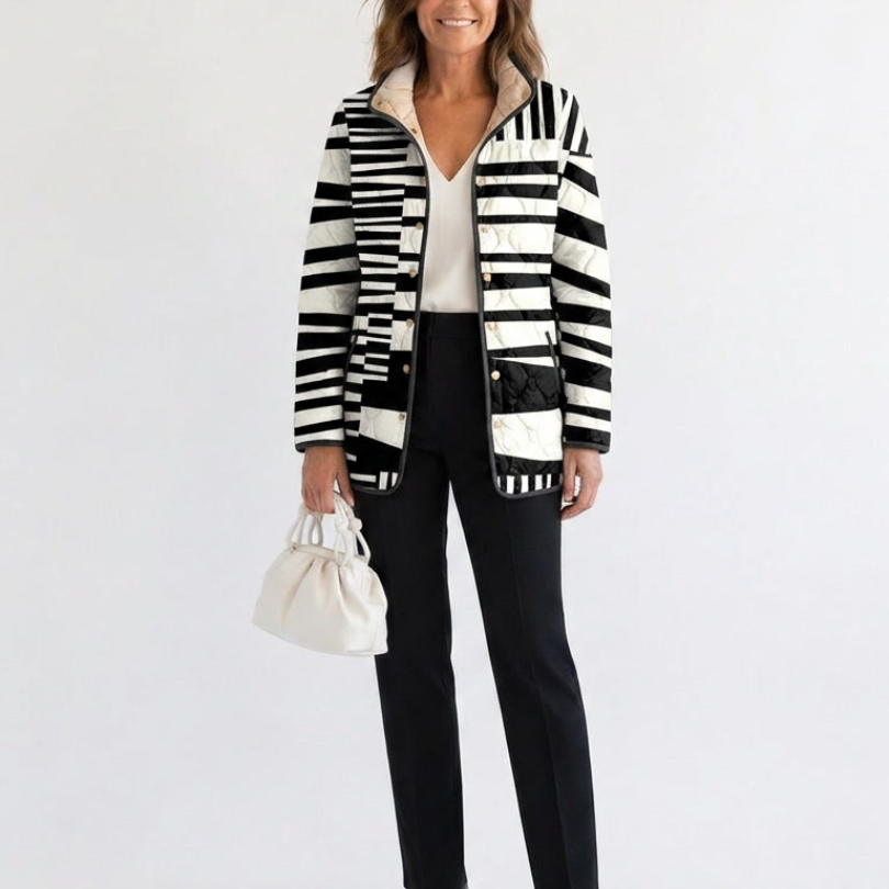 Veste matelassée à motifs abstraits noir et blanc, manches longues, fermeture boutonnée.