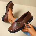 Mocassins bicolores marron et bronze, bride carrée sur le dessus, semelle noire.