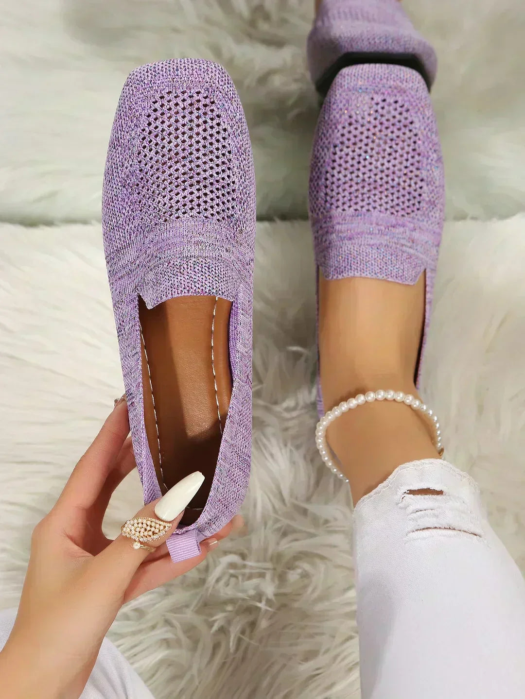 Chaussures plates en maille violette, avec bracelet perles et chaussette blanche