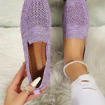 Chaussures plates en maille violette, avec bracelet perles et chaussette blanche