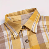 Chemise à carreaux jaunes détail du col et des boutons, manches longues.