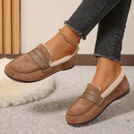 Mocassins marron clair en daim, fourrure intérieure et bride discrète sur le dessus