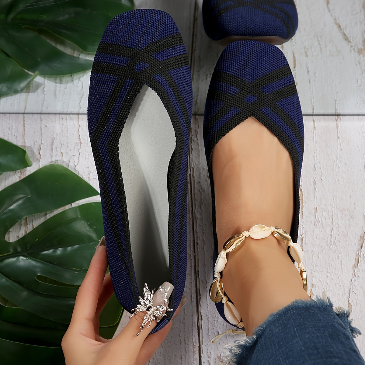 Ballerines souples respirantes bleues à motifs sombres, bracelet doré à la cheville.