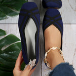 Ballerines souples respirantes bleues à motifs sombres, bracelet doré à la cheville.
