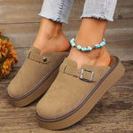 Mocassins en suède beige à boucle rectangulaire et semelle épaisse