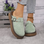 Mocassins vert clair à boucle rectangulaire, dessus en suédine, semelle brune.