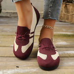 Mocassins tressés Blandine bordeaux, brides nouées, motif bandes blanches, semelle noire