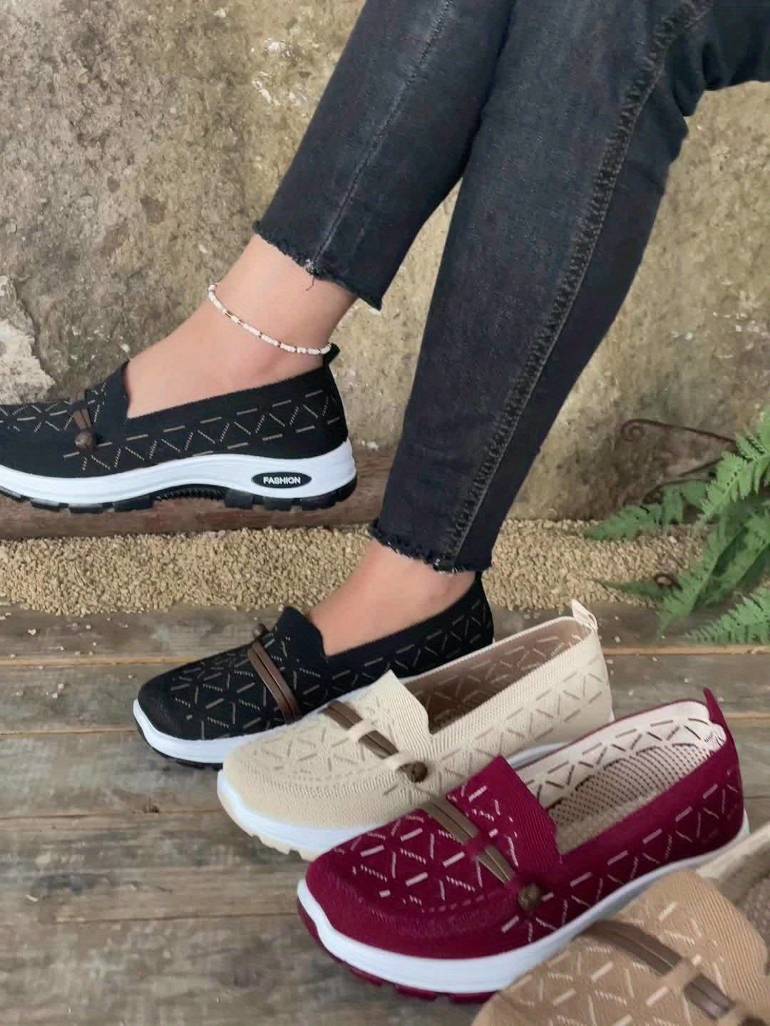 Chaussures de marche légères noires et beige avec semelles blanches, look tricolore