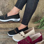Chaussures de marche légères noires et beige avec semelles blanches, look tricolore