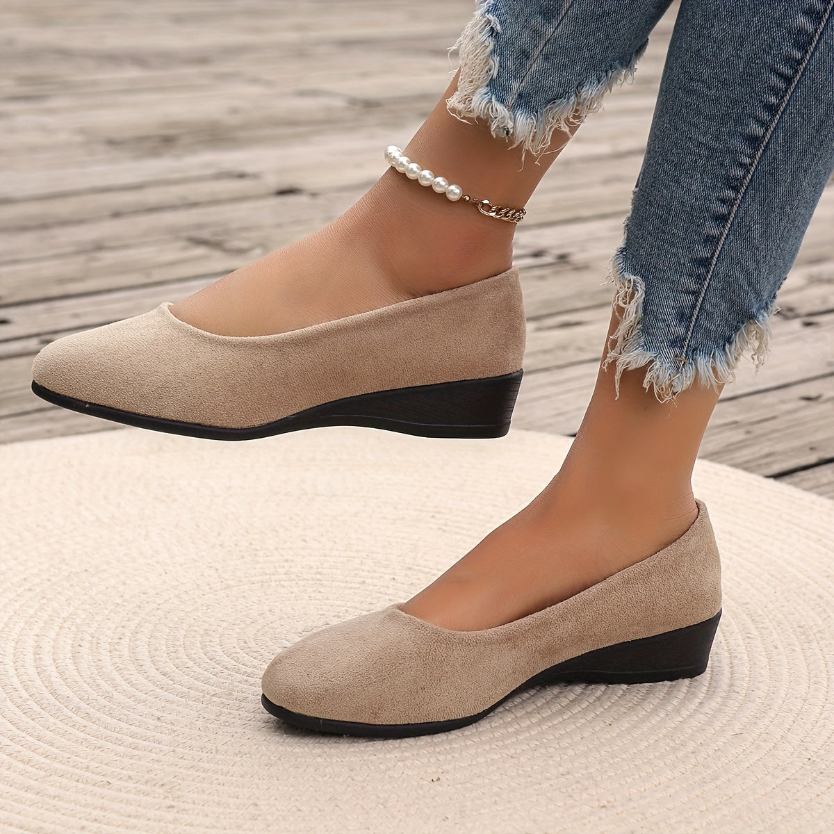 Ballerines compensées en daim beige, bout arrondi et talon compensé bas.
