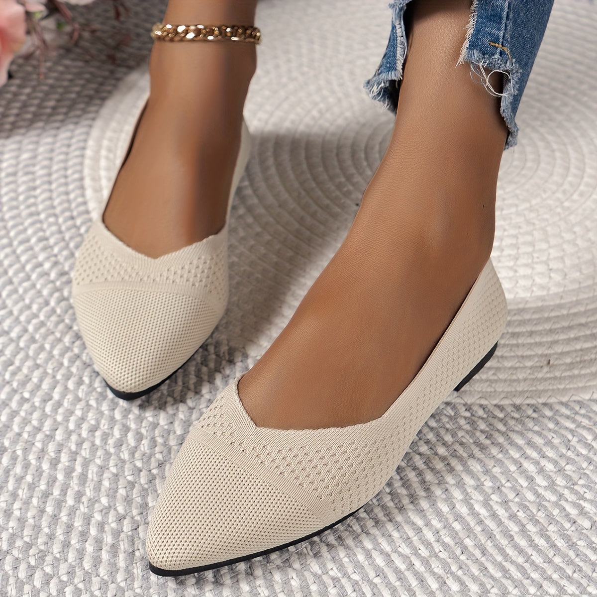 Ballerines blanches ajourées à bout pointu, texture perforée et empiècements en losanges