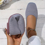 Ballerines en maille tissée gris clair, bout ouvert et semelle violette.